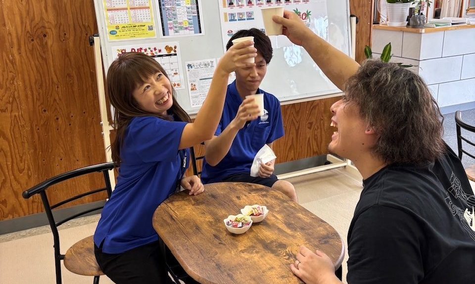 カフェスペースで楽しむスタッフ